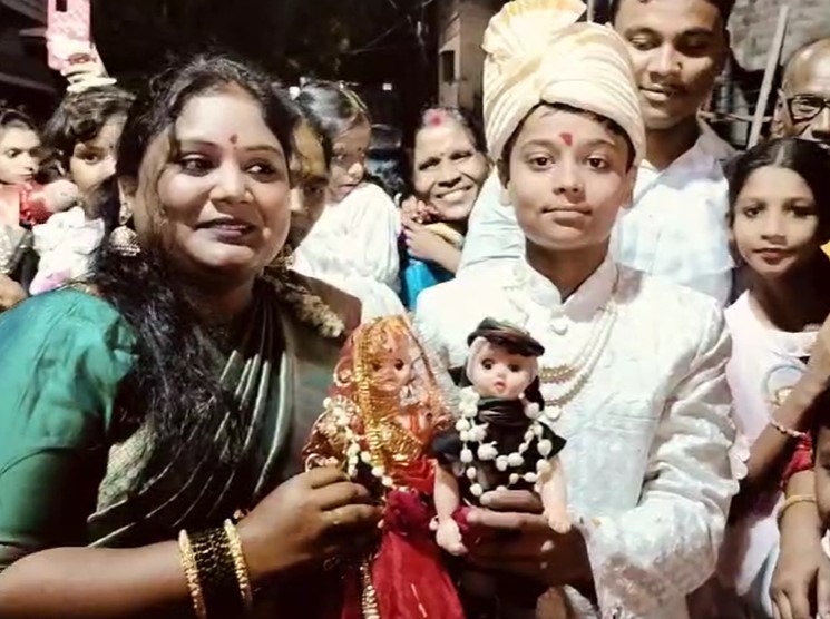 समाज की महिलाओं ने बताया कि यह आयोजन बच्चों को संस्कृति से जोड़ने का माध्यम है।