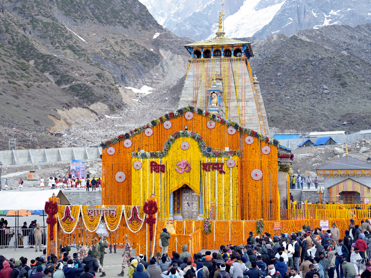मंदिर को 54 किस्म के 108 क्विंटल फूलों से सजाया गया। इसमें नेपाल, थाईलैंड और श्रीलंका जैसे देशों से लाए गए गुलाब और गेंदा के फूल शामिल हैं।