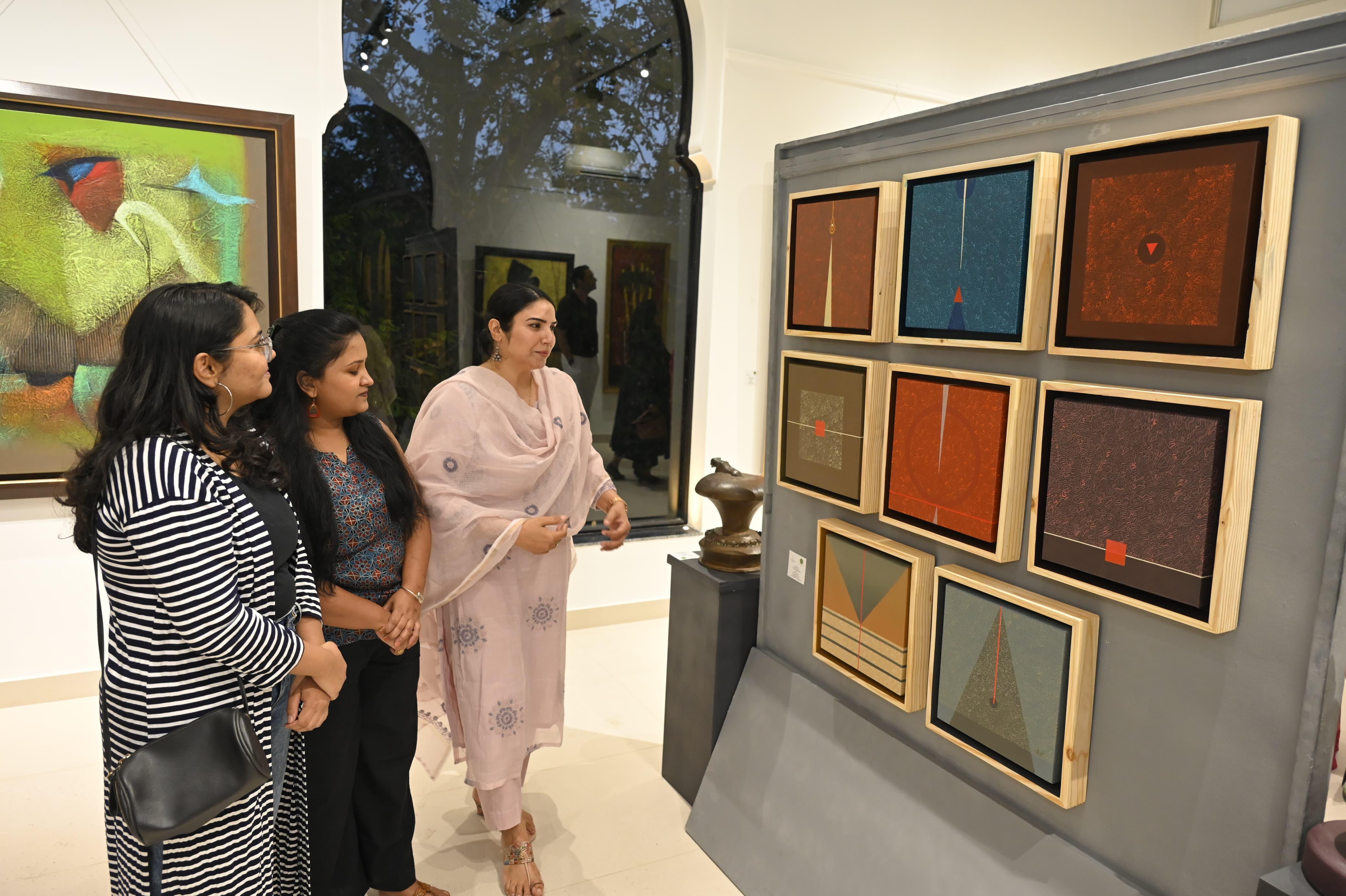 इस कला महोत्सव में देशभर के 23 नामचीन आर्टिस्ट्स द्वारा प्रस्तुत 31 कलाकृतियां प्रदर्शित की गई हैं