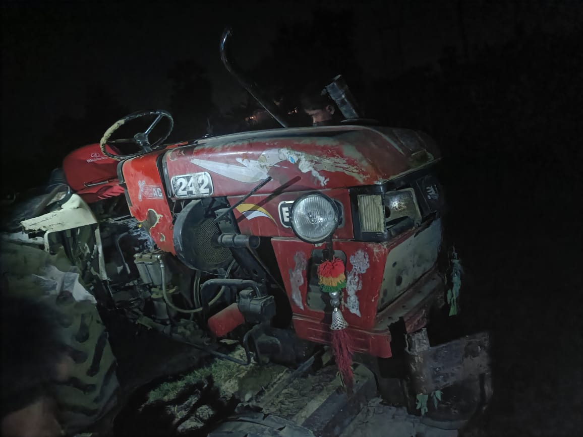 इसी ट्रैक्टर के नीचे दबने से मजदूर की मौत हो गई।