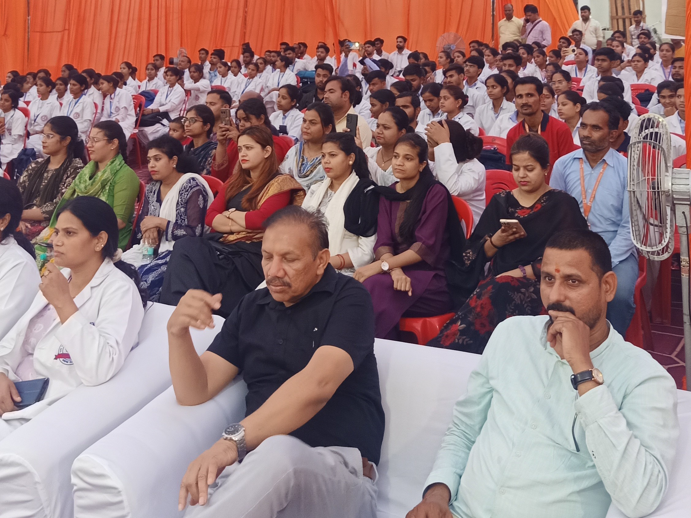 राम सागर मिश्र संयुक्त चिकित्सालय में डेडिकेटेड पीडियाट्रिक केयर सेंटर की शुरुआत के दौरान मौजूद लोग।
