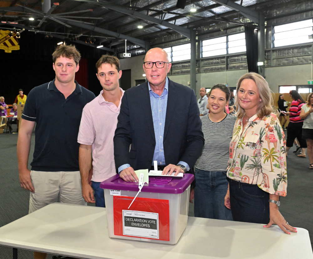 ऑस्ट्रेलिया में विपक्ष के नेता पीटर डटन ने परिवार के साथ वोटिंग की।