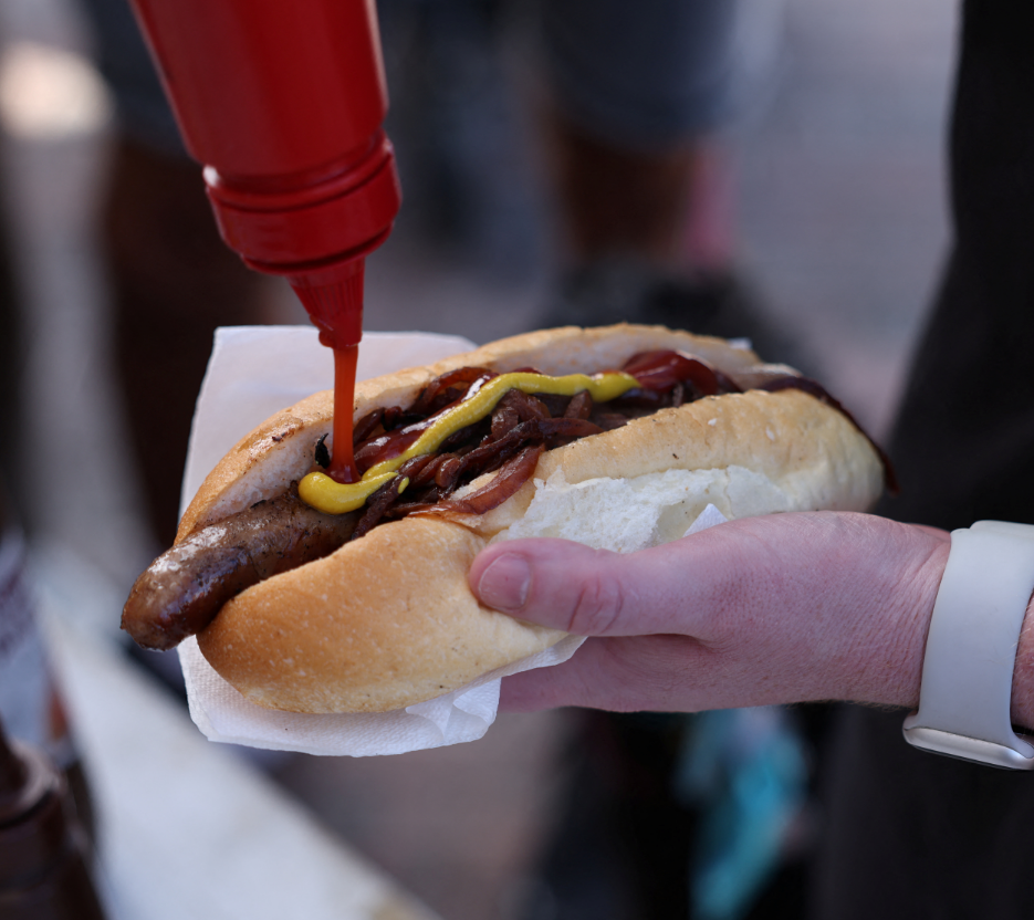 ऑस्ट्रेलिया में जब लोग वोट डालने जाते हैं तो वे पोलिंग बूथ के बाहर स्टॉल से सॉसेज खरीदते हैं। यह लोकतंत्र को सेलिब्रेट करने की एक परंपरा बन चुकी है।