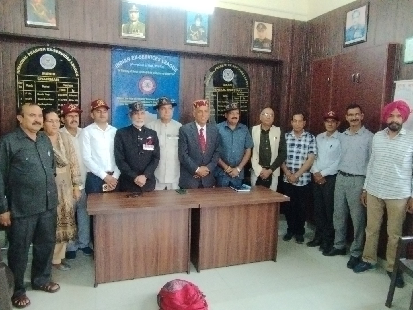 कारगिल हीरो और पूर्व ब्रिगेडियर खुशाल ठाकुर सहित अन्य पूर्व -सेवाएं महल में आयोजित बैठक में मौजूद हैं।
