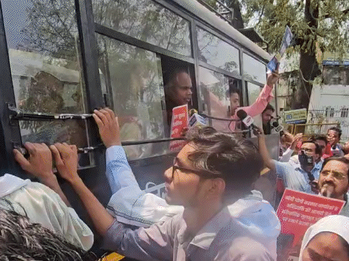 Demonstration in support of Neha Rathore and Madri Kakoti in Lucknow | लखनऊ  में नेहा राठौर और माद्री के समर्थन में प्रदर्शन: पुलिस ने हिरासत में लिया,  छात्र बोले- पहलगाम पर ...