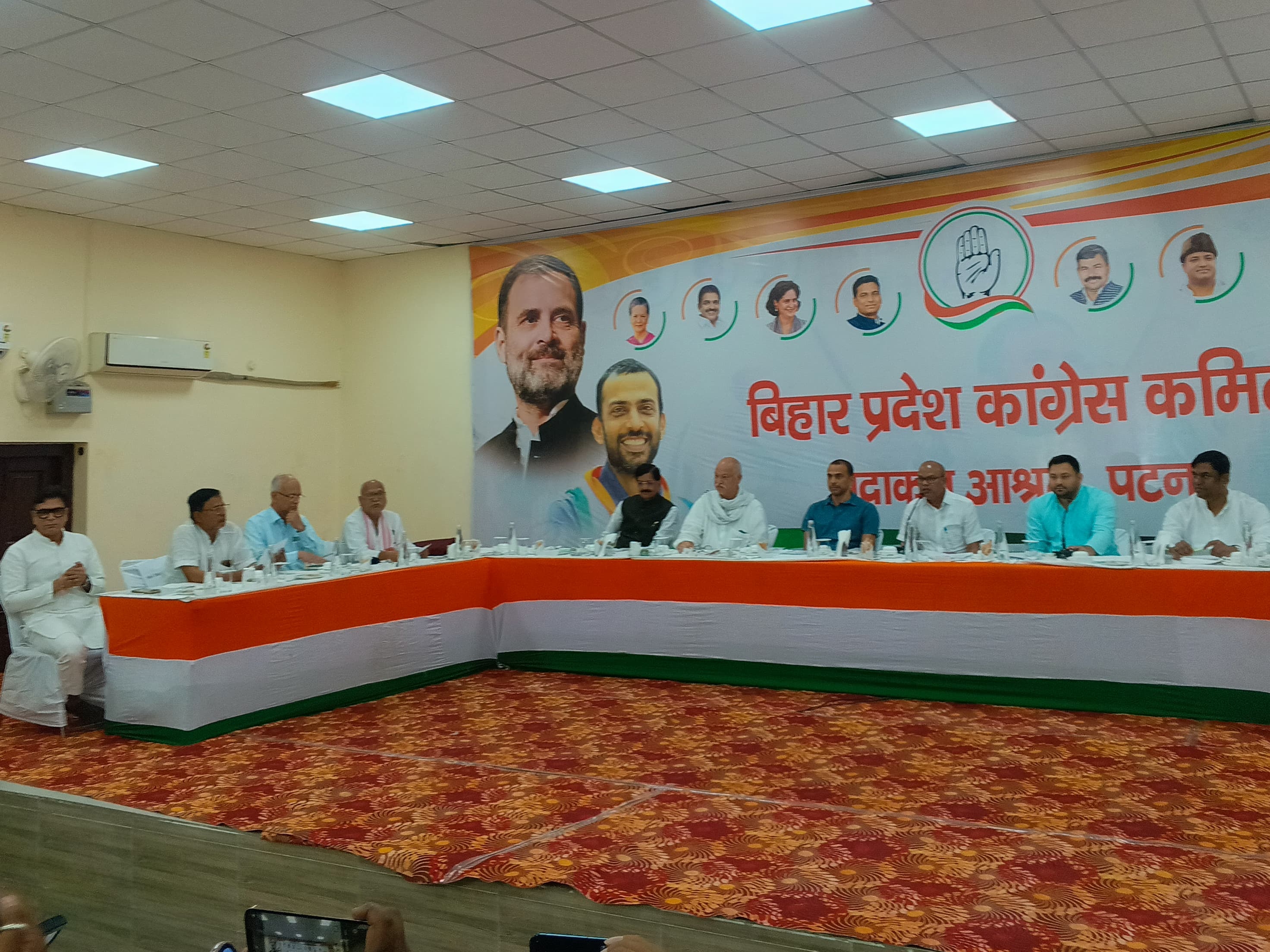 पहली मीटिंग में मौजूद थे तेजस्वी, अल्लावरू समेत अन्य महागठबंधन के नेता।