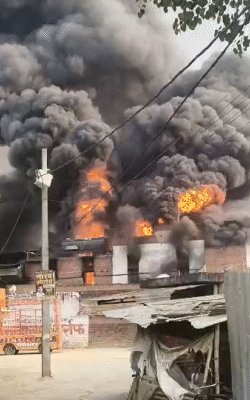 आग की लपटें देखकर आसपास के लोग सहम गए।