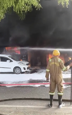 दमकल की 10 गाड़ियों से आग पर काबू पाया गया।