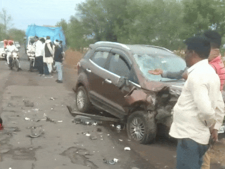 टक्कर इतनी जोरदार थी कि कार का सामने का हिस्सा भी क्षतिग्रस्त हो गया।