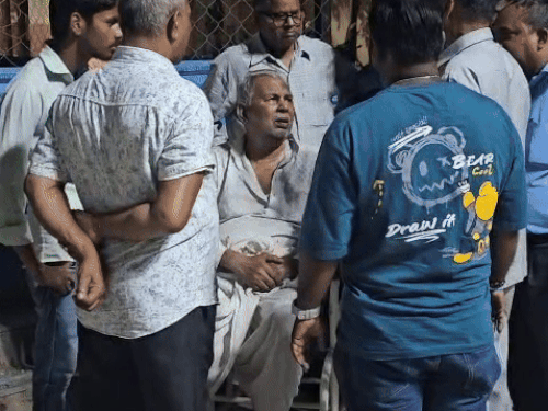 कंपनी मालिक अखिलेश कुमार के पिता सवदन्तीराम लोकबंधु अस्पताल में पहुंचे।