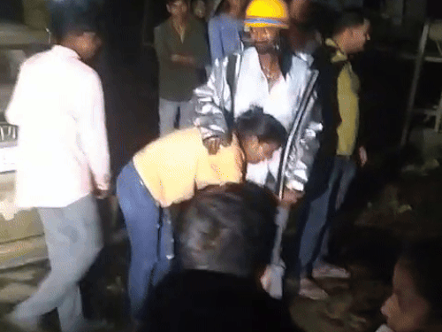 अखिलेश की बहन बचाव कार्य में लगे पुलिसकर्मी का पैर पकड़कर बिलखने लगी।