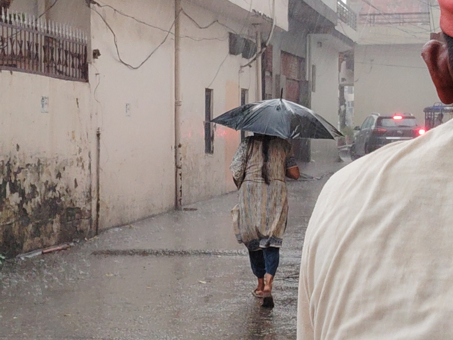 यमुनानगर में हुई बारिश के दौरान गंतव्य की ओर जाते राहगीर।