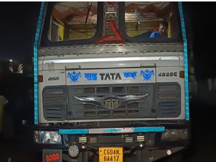 हादसे के बाद पुलिस ने ट्रक को जब्त कर लिया है।