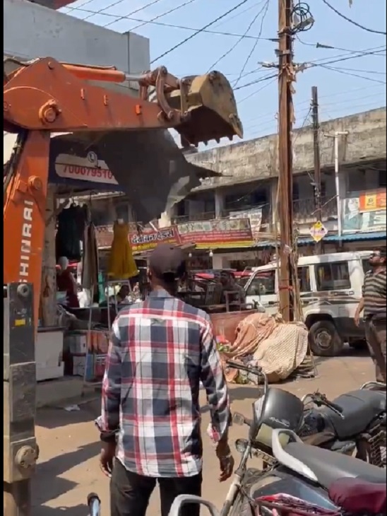 अतिक्रमण को तोड़ता निगम का बुलडोजर