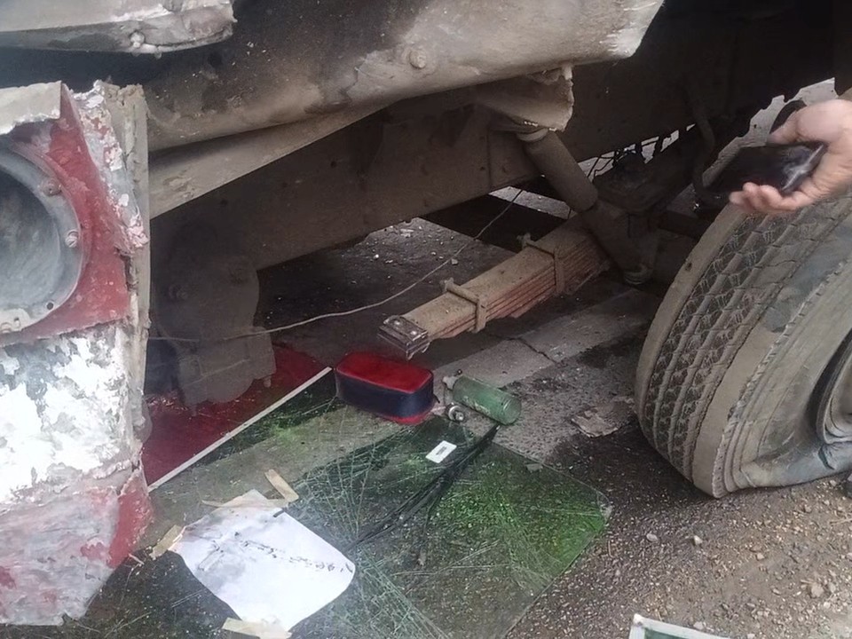 The bus tie rod was broken.