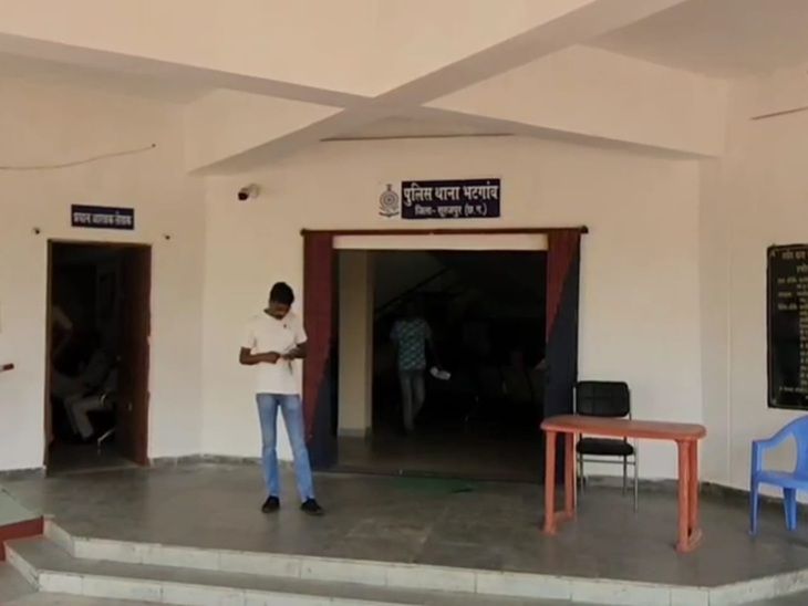 वारदात के बाद से आरोपी फरार है। भटगांव पुलिस आरोपी की तलाश में जुटी हुई है।