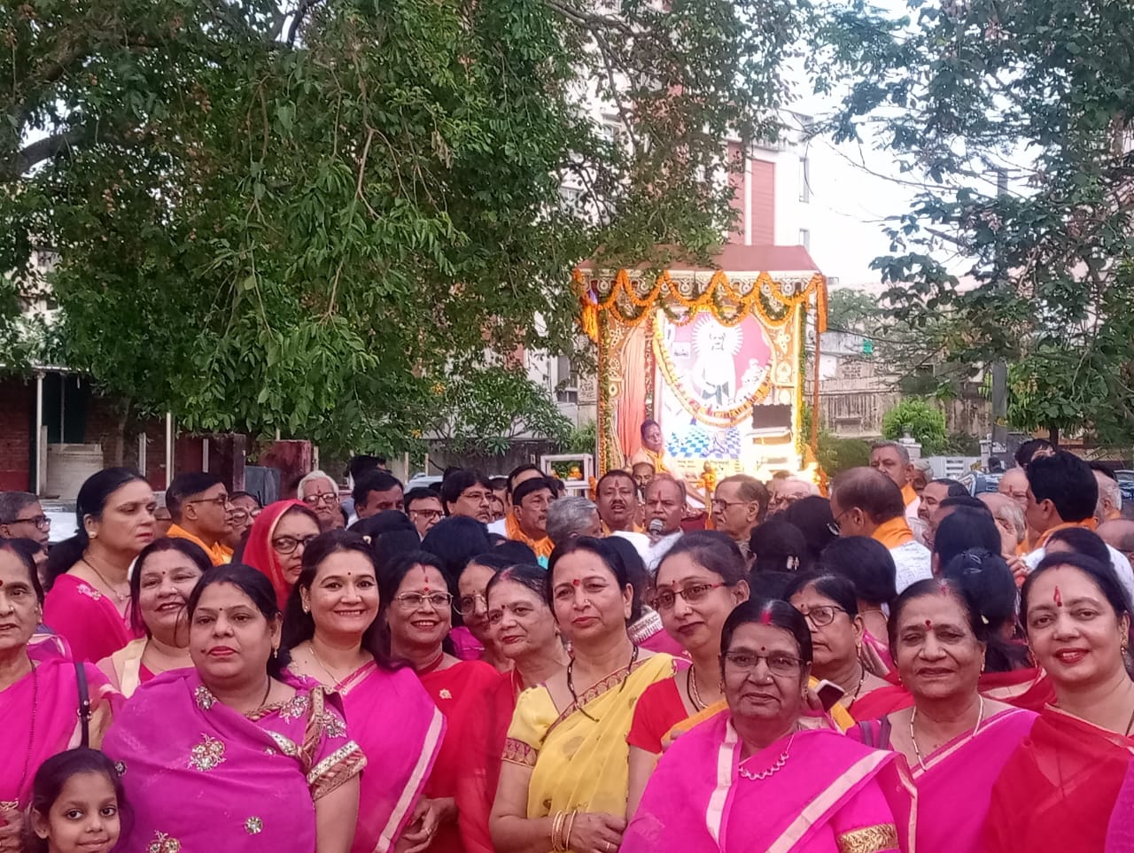 महिलाएं विशेष साडियां पहन शामिल हुई।