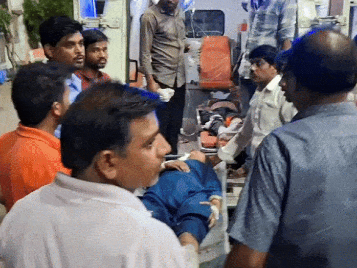 घायलों को एम्बुलेंस से छतरपुर जिला अस्पताल पहुंचाया गया।