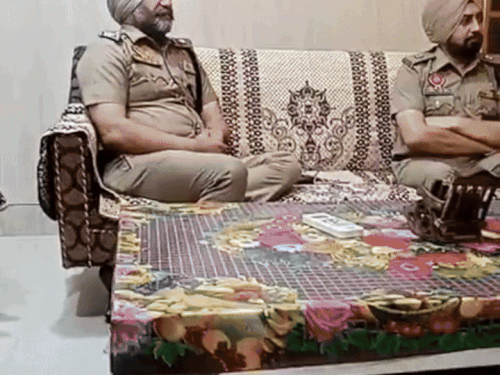 किसान नेता जगजीत सिंह डल्लेवाल के घर बैठे पुलिस अधिकारी। - Dainik Bhaskar