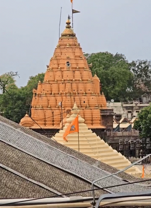 महाकाल मंदिर के पास ही स्थित फैसिलिटी सेंटर की छत पर लगी बैटरियों में आग भड़क गई।