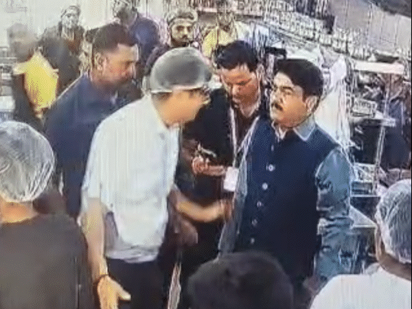 रेस्टोरेंट संचालक कमल अरोरा ने हाथ जोड़कर मंत्री से माफी मांगी।