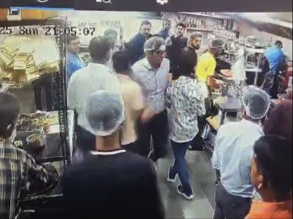 फूड सेफ्टी डिपार्टमेंट की टीम ने सैंपल लेते वक्त रेस्टोरेंट संचालक को बाहर कर दिया।