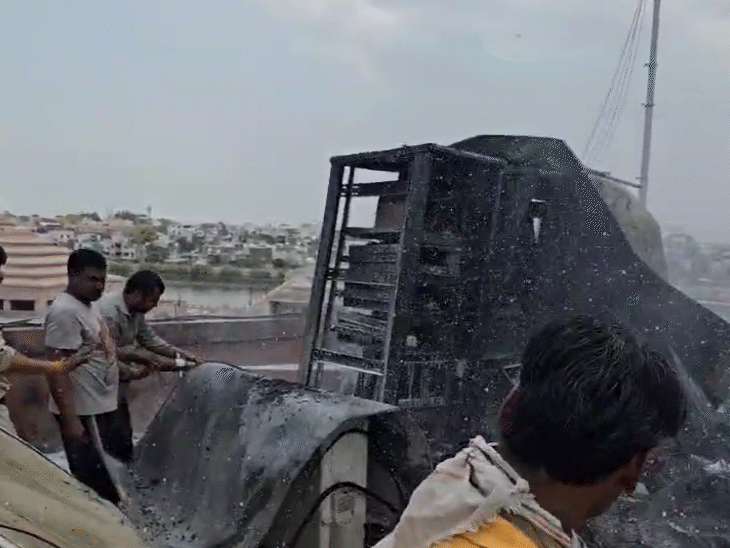 महाकाल मंदिर की छत पर लगा सोलर पैनल का कंट्रोल और बैटरी पूरी तरह जल गई।