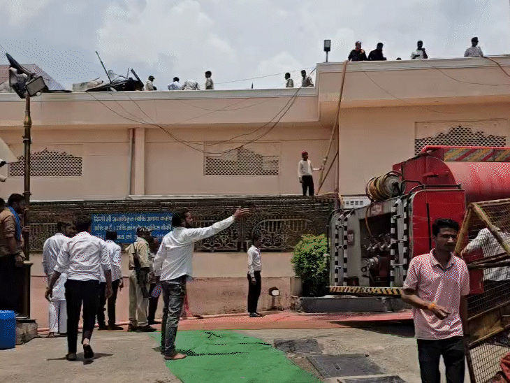 सूचना मिलते ही मौके पर दमकलें पहुंची और आग बुझाने की कोशिश शुरू की गई।