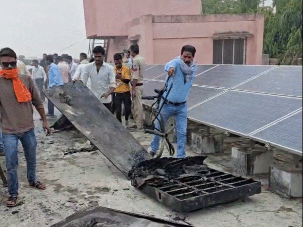 आग पर काबू पाने के बाद वहां से बैटिरियों और जले सामान को बाहर निकाला गया।