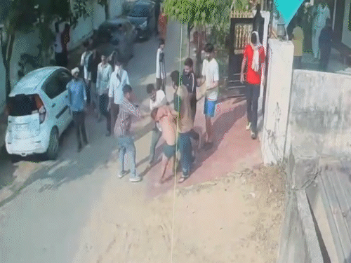 घरवालों को सड़क पर लाकर पीटा।