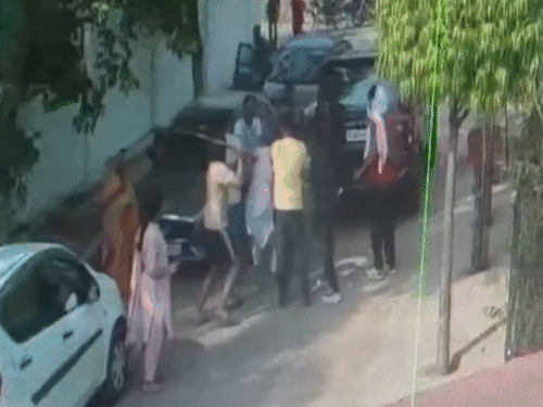 बुजुर्ग पर भी डंडे से हमला किया गया।