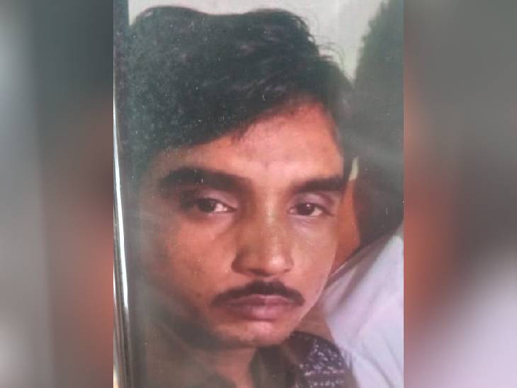 कार ड्राइवर अनीस खान की इलाज के दौरान मौत हो गई। - Dainik Bhaskar