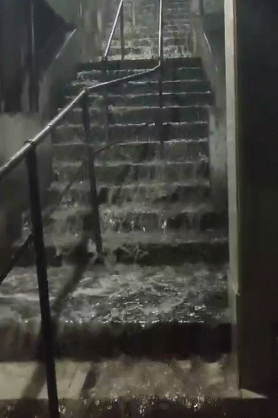 पाली के सादड़ी में अरावली पर्वतमाला में बाबा परशुराम महादेव गुफा मंदिर की सीढ़ियों पर आज सुबह झरना बह निकला।