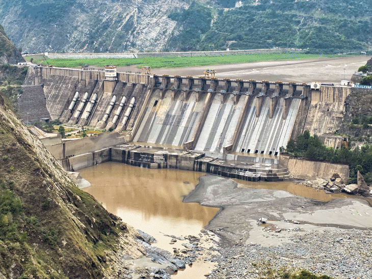 जम्मू के अखनूर सेक्टर में जलस्तर कम होने के बाद चिनाब नदी की स्थिति।