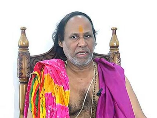 रामकृष्ण दासमोहपात्रा 'दैतापति निजोग' के सचिव हैं। यह सेवादारों को एक समूह है। - Dainik Bhaskar