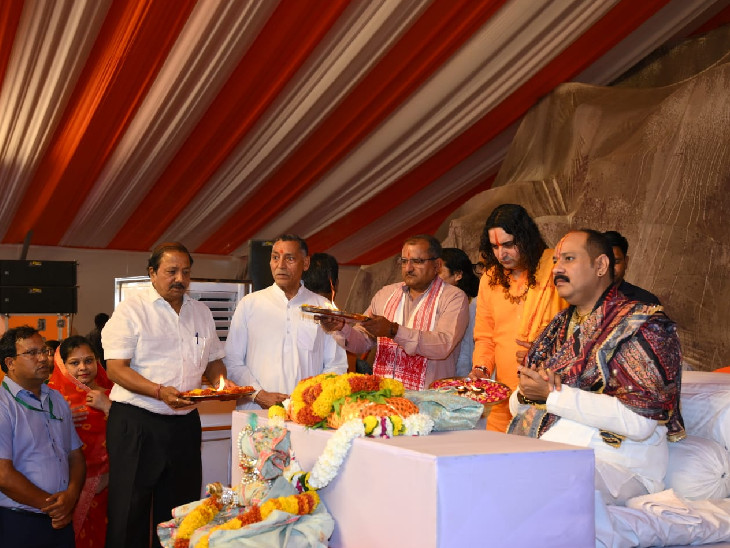 जयपुर के विद्याधर नगर स्टेडियम में पिछले 5 दिन से शिवमहापुराण कथा चल रही है।