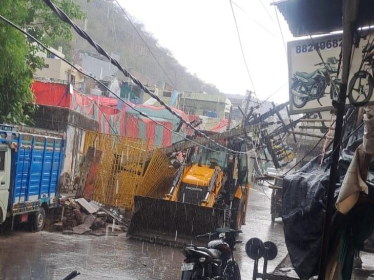 फोटो बूंदी के चांदमल की गली बायपास रोड का है। यहां तूफानी हवा की वजह ट्रांसफार्मर जेसीबी पर गिर गया। हालांकि इस दौरान जेसीबी में कोई नहीं था। वहीं यहां सुबह 9 बजे से बारिश के साथ ओले भी गिरे।