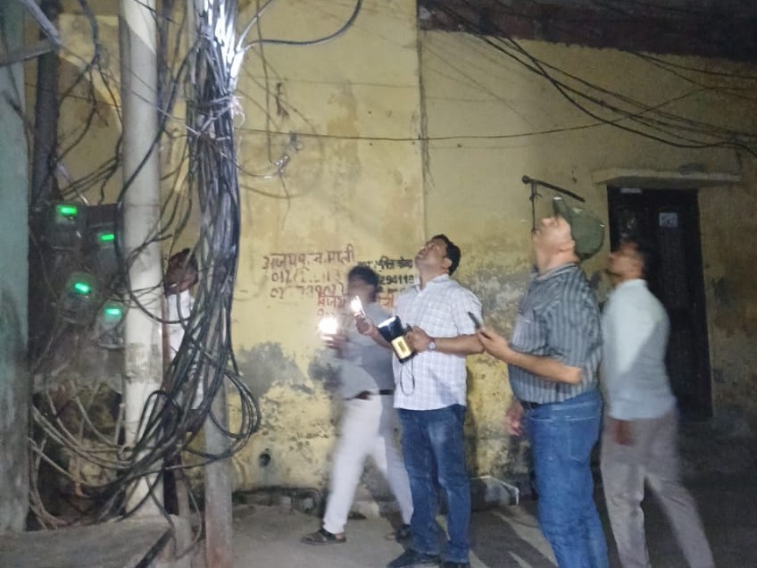 बिजली विभाग की टीम ने अभियान चलाया।