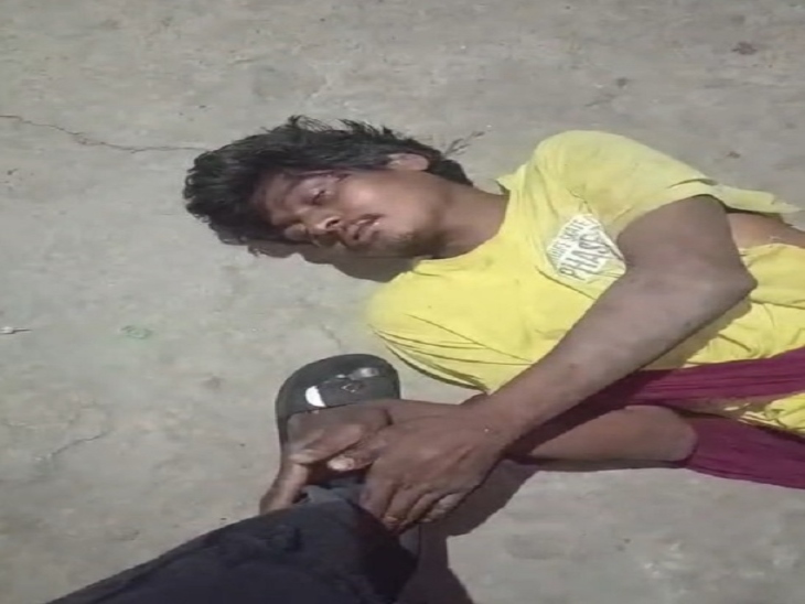 जान बचाने के लिए आरोपियों के पैर पकड़ता पीड़ित