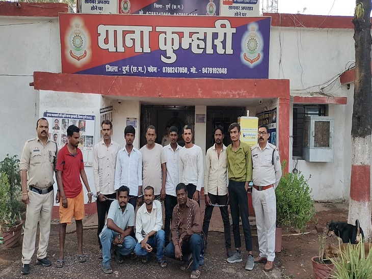 दुर्ग में गिरफ्तार किए गए आरोपी। - Dainik Bhaskar