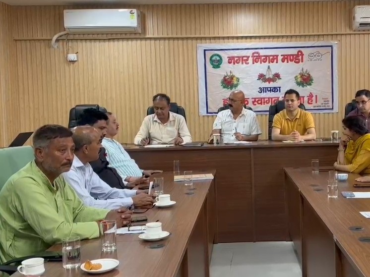 निगम के अधिकारियों ने सीवरेज कक्षों के अतिप्रवाह की समस्या पर चर्चा की।