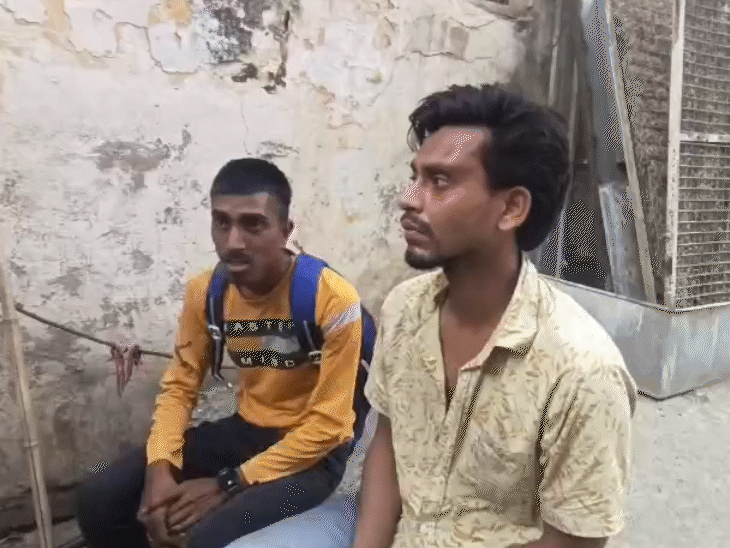 कोंचिंग संचालक अभी उर्फ असलम खान। (सफेद शर्ट में)