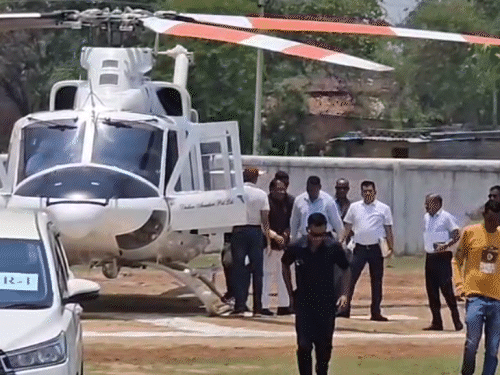 मुख्यमंत्री साय सुशासन तिहार के तहत गांवों में समाधान शिविर लगाकर लोगों की समस्याएं सुन रहे हैं। - Dainik Bhaskar