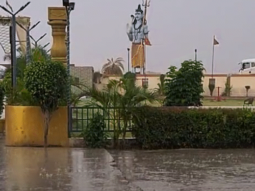 अयोध्या में सोमवार को सुबह बादल छाए थे, दोपहर में बारिश हुई।