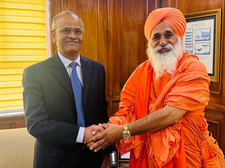 भारतीय राजदूत हर्ष कुमार जैन से हाथ मिलाते हुए राज्यसभा सदस्य संत बलवीर सिंह सीचेवाल।