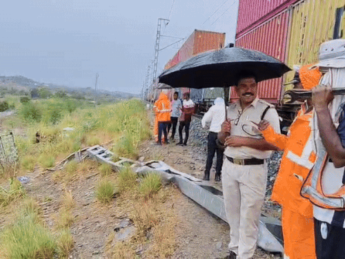 राजस्थान के पाली के रायपुर-मारवाड़ में तेज हवा की वजह से ट्रेन पर रखे खाली कंटेनर नीचे गिर गए।