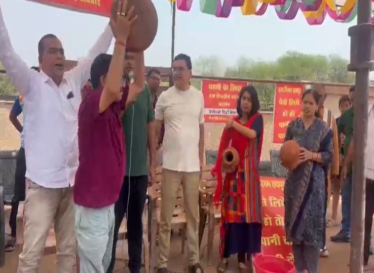 पानी नहीं आने पर प्रदर्शन करते हुए रायपुर के निजी कॉलोनी के रहवासी।