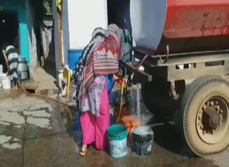 पानी की कमी के चलते वार्डों में टैंकरों से सप्लाई।