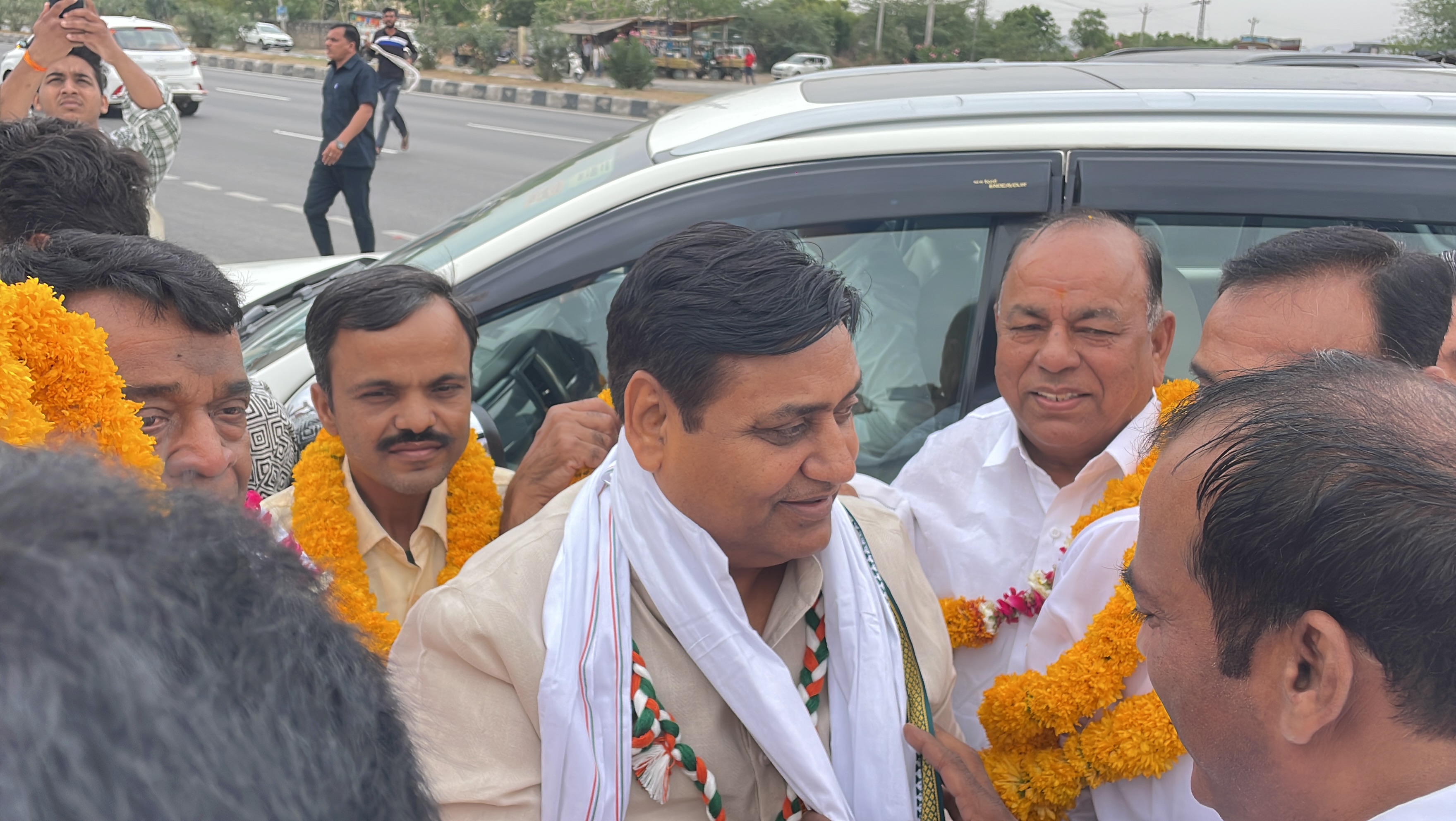 राजस्थान में आरएसएस सरकार चला रही है। मुख्यमंत्री घर बैठकर टीवी देख रहे हैं।