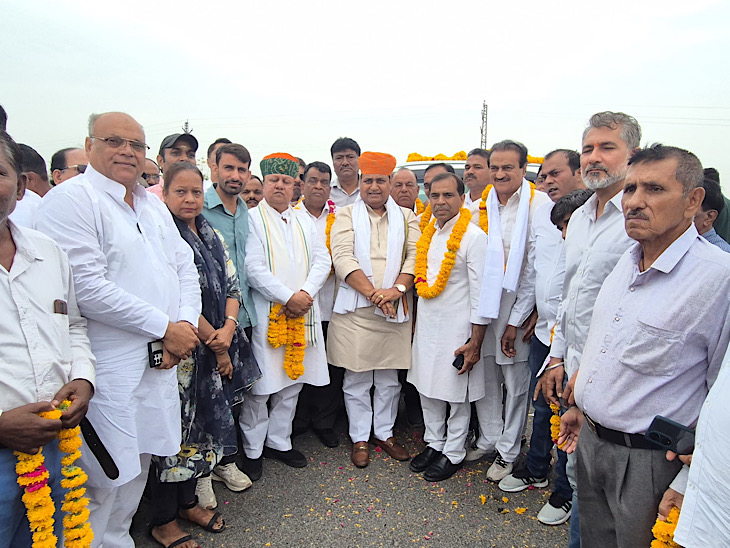 डोटासरा अजमेर से मेड़ता जाते वक्त हाईवे पर रुके जहां कांग्रेसियों की ओर से डोटासरा का स्वागत किया गया।